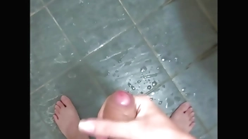 洗澡前先射一發