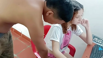 VEN VECINA, DEJA LO QUE ESTAS HACIENDO Y MEJOR CHUPAME LA VERGA PARA DESPUES COJERTE COMO MAS TE GUSTA - PORNO EN ESPANOL