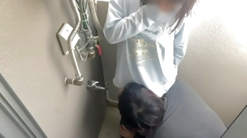 ベランダでフェラ、手マンして誰かにみられそうになると愛の布団に戻って2人で続きを始める素人カップル。