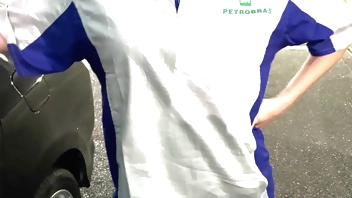 A frentista ficou pelada no posto e deu cu na rua