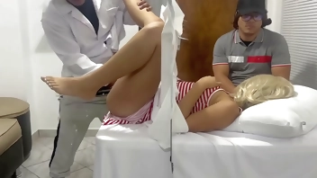 El Doctor me Folla mas Rico que mi Marido me Hace Venir al Frente de mi Marido Cornudo NTR