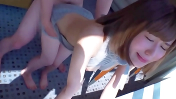 ハミ乳巨乳サンミツちゃん！形の良いデカ乳、ぷっくり桃色乳首、興奮絶頂逆立つマン毛！手マンで潮吹き、フェラ中にはセルフ潮吹きで聖水マシマシスプラッシュ！窓ソファ浴室ベッドで着衣セックス！童貞は殺されろっww【えろコスリレーバトン2人目】第一部