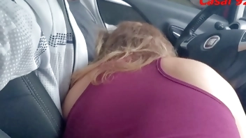 Esposa fazendo boquete no estacionamento do supermercado em plena luz do dia, engoliu a porra e ainda limpou os lábios Blowjob inside the car in the parking lot of the market