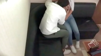 「先輩のちんちん大きい」カラオケBOXでエッチなことをしていた大◯生カップル。