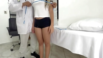 doctor pervertido se aprovecha de la inocencia de una chica deportista de 18 años el medico del equipo de voleibol le gusta medir el culo de las chicas y saborear su cuerpo