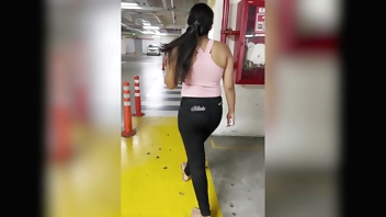 I helped this unknown girl find her car in the parking lot and you can't imagine how she thanked me!