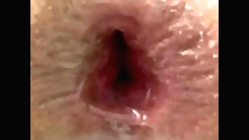 Expulsando uma maçã grande do cu, porque sou arrombada e larga