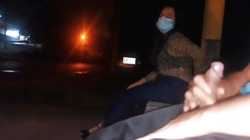 Sério !! Eu corro o risco de colocar meu pau na frente dessa mulher esperando o ônibus ... Como ela vai reagir?