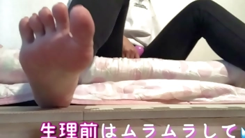 【女子◯生オナニー】生◯前でムラムラして、つい右手がパンツの中にスルスルっと入ってしまっておもちゃを使いながら気持ちよさそうなオナニーをする女子◯生。