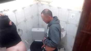 veja o que acontenceu no meu bar, mulher foi ao banheiro e o cara seguiu!