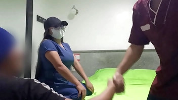 marido cornudo me trajo a su esposa al hotel y me la follé como una puta delante de sus ojos