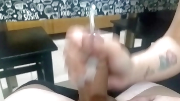 vuelvo del gimnasio y me exprime la pija con una tremenda paja para sacar leche acumulada