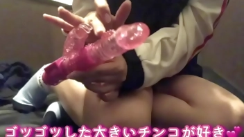 ネットカフェで女子◯生がM字開脚でクチュクチュオナニーする様子を撮影