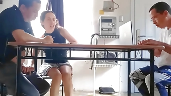 Mientras el cornudo hace los cálculos, su esposa infiel drena el semen del contratista debajo de la mesa.