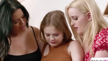 18yo stepdaughter fingering n pussy licking lesbian stepmoms