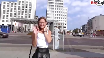 Lustiger älterer deutscher Mann trifft suße studentin touristin auf der straße und fickt sie