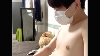 乳首いじりながらオナニー