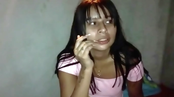 le doy hospedaje a habitante de calle y esta me lo agradece dándome una mamada y follando conmigo