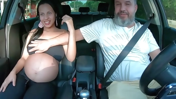 Elisa Santos entra grávida na carona e leva ferro no meio da rua