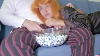 STEPMOM STARTS SUCKING MY COCK WHILE WATCHING A MOVIE AND SITTING ON IT , I FUCK AND CUM IN HER PUSSY