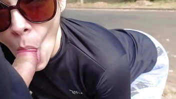 Coroa chupando o pau do novinho no meio da rua em público (Completo no RED e no Sheer)