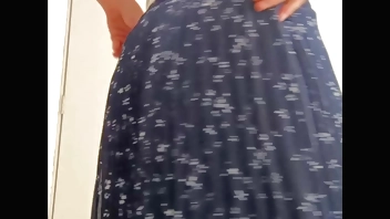 Sexy nalgona se masturba en un vestidor