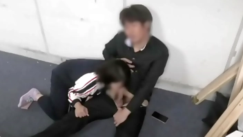 倉庫で先輩のチンコをしゃぶって、デカいチンコで激しく突かれる可愛い女子高◯生。