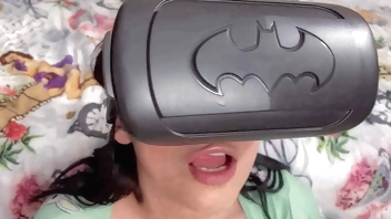 sorprendo a mi sobr! viendo porno con gafas VR y aprovecho para meterle mi verga