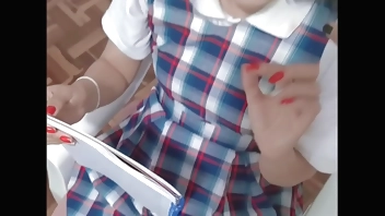 Alumna cogiendo con MAESTRO!! para que le APRUEBE las notas y le pase el curso!! ESTUDIANTE latina cogiendo con su maestro SIN CONDON con su uniforme puesto.