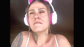 I got so horny at the gym that I took my breasts out!