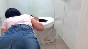 DE QUATRO COM MINI SAIA GAROTA LIMPA O CHÃO... CALCINHA  ATOLADA NA BUNDA APARECE