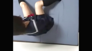 学◯から帰ってきて部屋でダラダラインスタ見ててなんかムラムラしてきてそのまま布団の上でオナニーする女子高◯生。