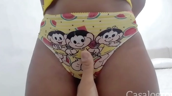 REAL !! Brincando com minha pequena enteada de calcinha sexy antes de eu ir para o meu trabalho