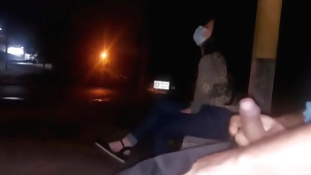 Sério !! Eu corro o risco de colocar meu pau na frente dessa mulher esperando o ônibus ... Como ela vai reagir?