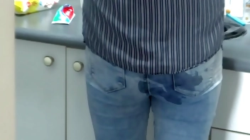 I found my stepson jerking off and I let him cum on my ass with my jeans on