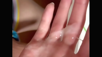 友達が寝ている横でこっそり絶頂オナニー