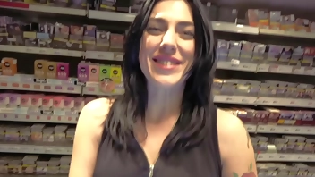 Sabrina, belle italienne, veut une bonne bite française