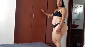 me caliento viendo el culo de esta madura caliente Parte 1