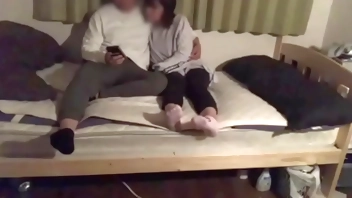 付き合って3ヶ月目の大◯生彼女が泊まりきて一緒に音楽聴いたりトランプでババ抜きしたりしてるうちにお互いにムラムラしてきて電気消してそのまま彼女と久しぶりのえっちをしました。