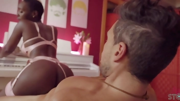 SCREWING A MILF EBONY AT THE PIANO !