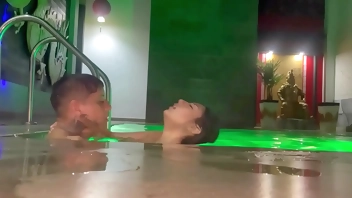 Hard sex with a Colombian in a luxurious motel