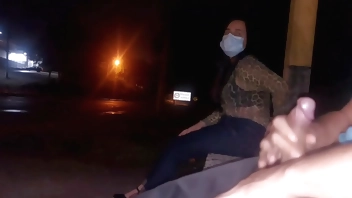 Serious !! I run the risk of putting my dick in front of this woman waiting for the bus... How will she react?