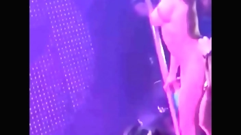 Naked fan at Pipokinha's show giving her full blowjob